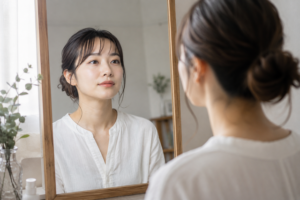 自分を評価するのではなく、静かに見つめている様子